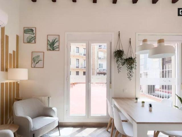 Room in a shared 4 bedroom apartment for rent in la Dreta de l'Eixample, professionals only