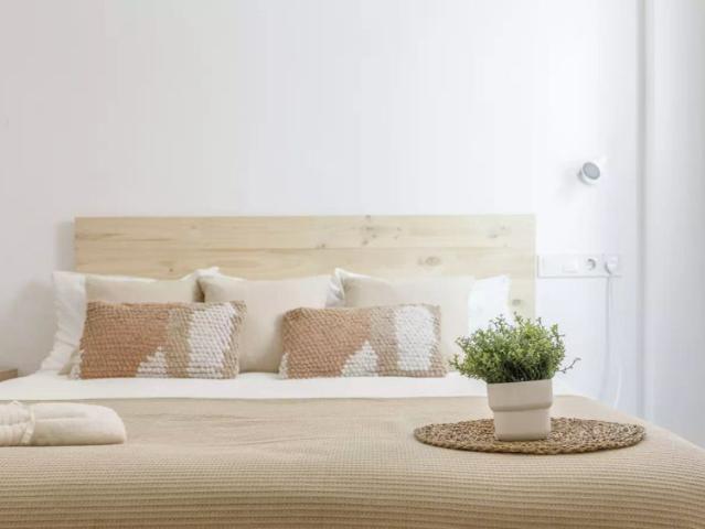 Room in a shared 4 bedroom apartment for rent in La Malva Rosa, professionals and students only