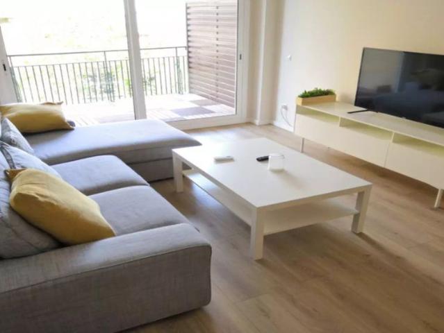 Room in a shared 4 bedroom apartment for rent in la Nova Esquerra de l'Eixample, bills included