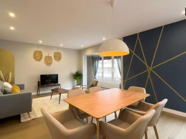 Room in a shared 4 bedroom apartment for rent in la Sagrada Família, all bills included