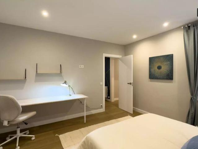 Room in a shared 4 bedroom apartment for rent in la Sagrada Família, all bills included