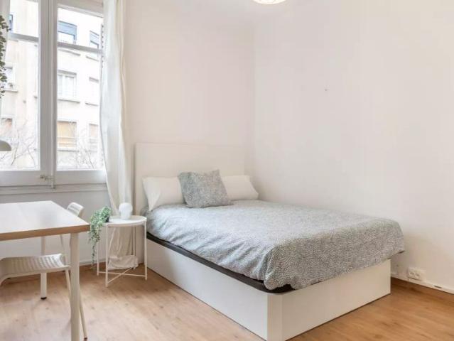 Room in a shared 4 bedroom apartment for rent in La Sagrada Família, Barcelona