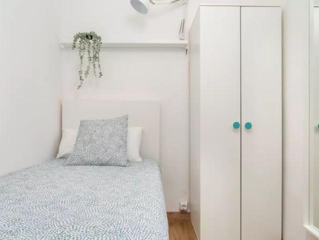 Room in a shared 4 bedroom apartment for rent in La Sagrada Família, Barcelona
