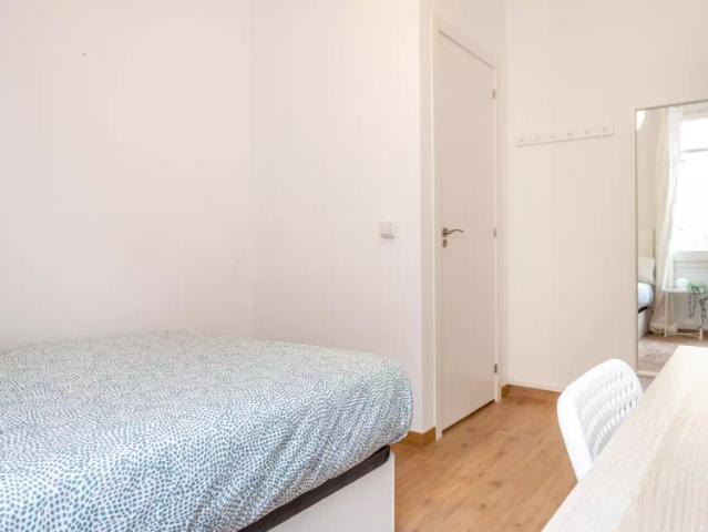 Room in a shared 4 bedroom apartment for rent in La Sagrada Família, Barcelona