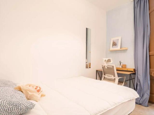Room in a shared 4 bedroom apartment for rent in La Sagrada Familia, bills included