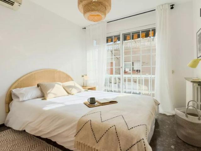 Room in a shared 4 bedroom apartment for rent in La Sagrada Familia, professionals only
