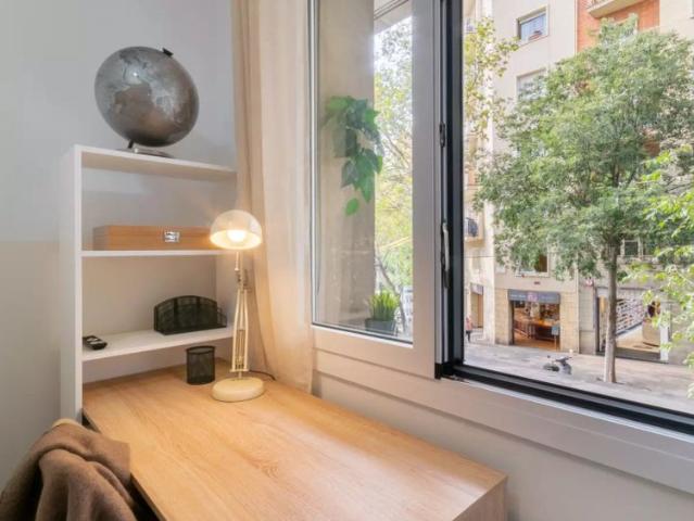 Room in a shared 4 bedroom apartment for rent in La Sagrada Familla, professionals only
