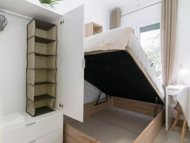 Room in a shared 4 bedroom apartment for rent in La Sagrada Familla, professionals only