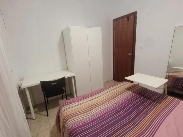 Room in a shared 4 bedroom apartment for rent in La Plata, professionals only