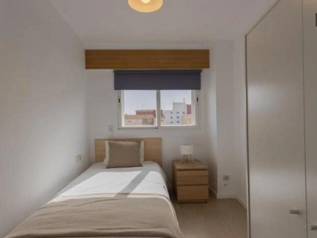 Room in a shared 4 bedroom apartment for rent in La Raiosa