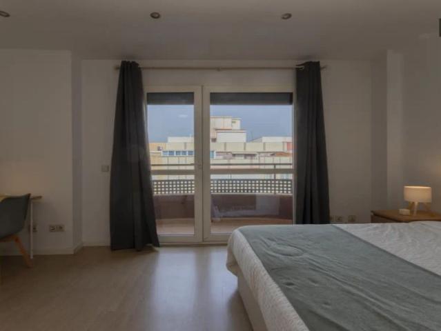Room in a shared 4 bedroom apartment for rent in La Raiosa