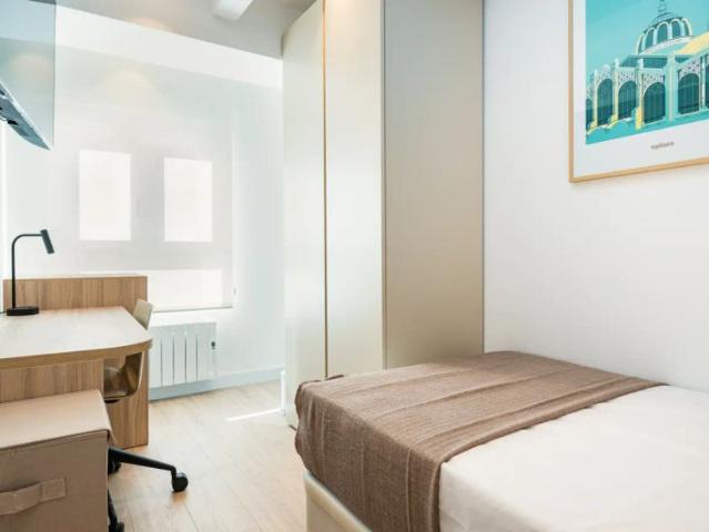 Room in a shared 4 bedroom apartment for rent in L'Amistat, all bills included