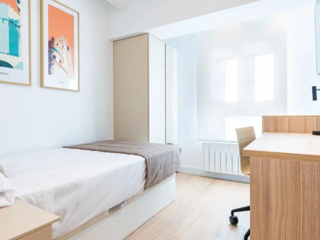 Room in a shared 4 bedroom apartment for rent in L'Amistat, all bills included