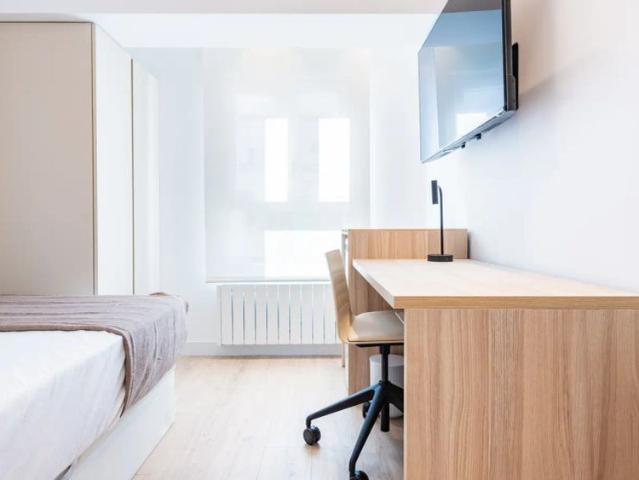 Room in a shared 4 bedroom apartment for rent in L'Amistat, bills included