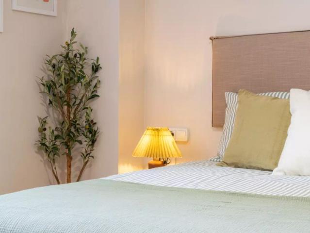 Room in a shared 4 bedroom apartment for rent in Les Corts