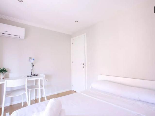 Room in a shared 4 bedroom apartment for rent in L'Illa Perduda
