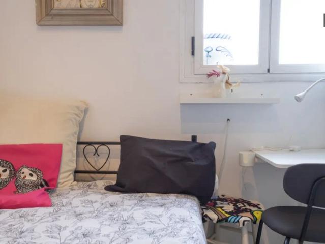 Room in a shared 4 bedroom apartment for rent in Moscardó, Madrid Females only, Professionals and Students