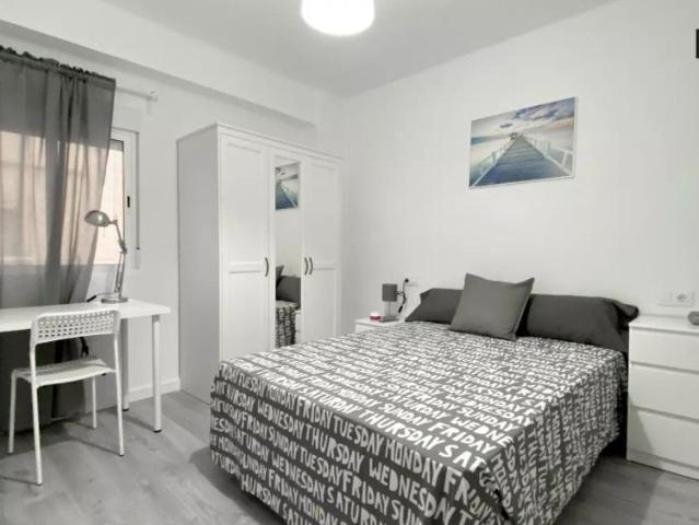 Room in a shared 4 bedroom apartment for rent in Mestalla, all bills included