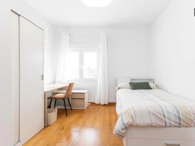 Room in a shared 4 bedroom apartment for rent in Mestalla, no couples