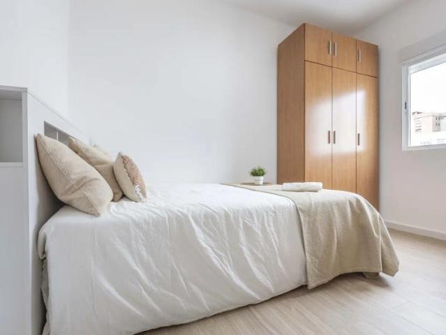 Room in a shared 4 bedroom apartment for rent in Mestalla, Valencia, only for professionals or students