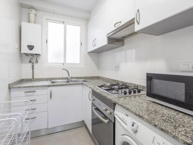Room in a shared 4 bedroom apartment for rent in Mestalla, Valencia, only for professionals or students