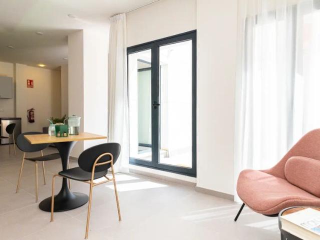 Room in a shared 4 bedroom apartment for rent in Nou Moles, professionals only
