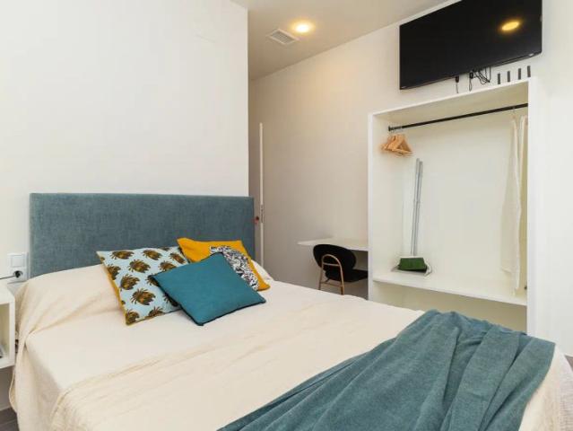 Room in a shared 4 bedroom apartment for rent in Nou Moles, professionals only