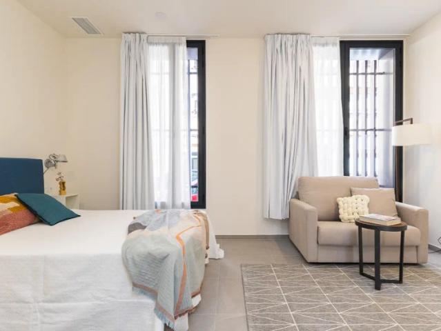 Room in a shared 4 bedroom apartment for rent in Nou Moles, professionals only