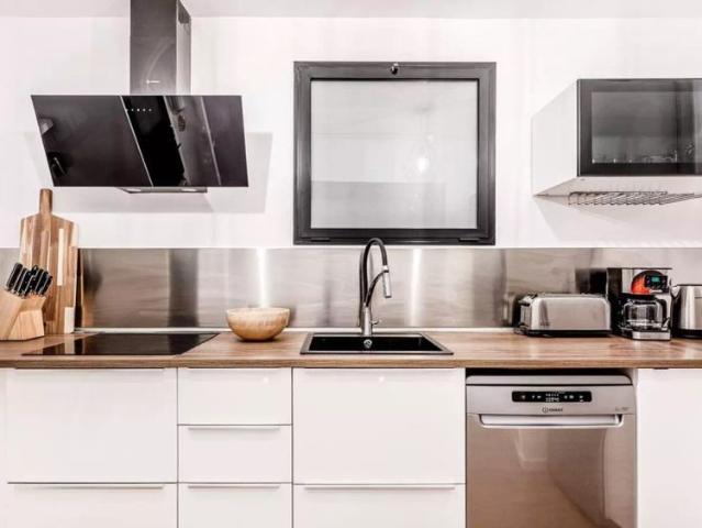 Room in a shared 4 bedroom apartment for rent in Navas