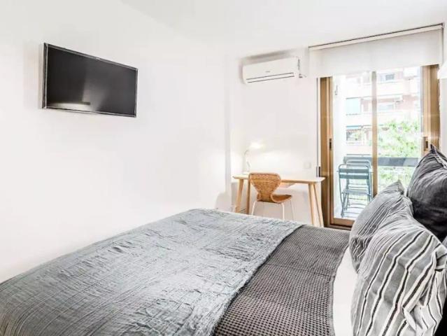Room in a shared 4 bedroom apartment for rent in Navas