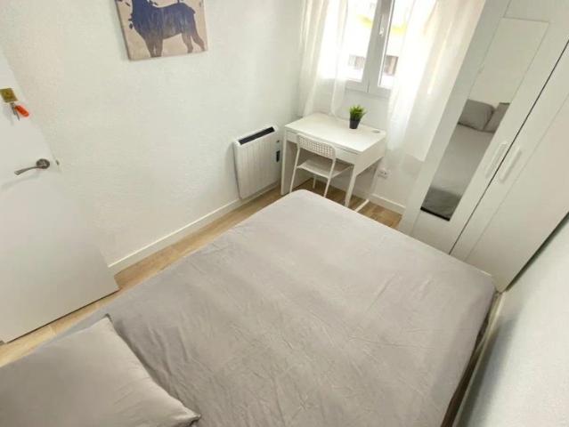 Room in a shared 4 bedroom apartment for rent in Numancia