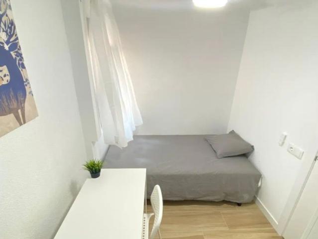 Room in a shared 4 bedroom apartment for rent in Numancia