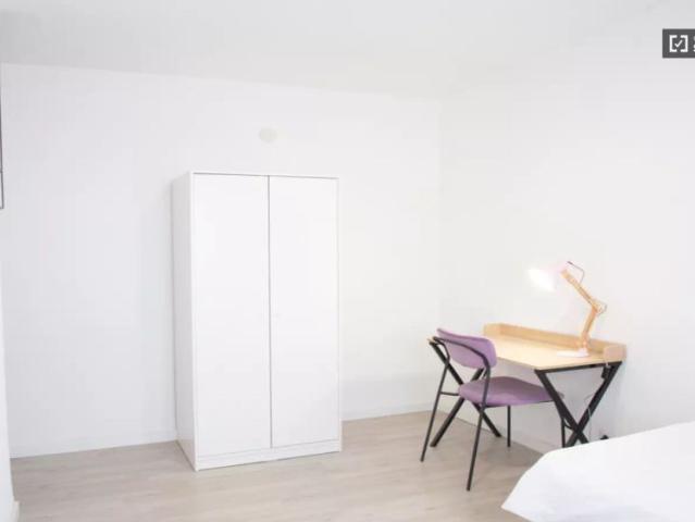 Room in a shared 4 bedroom apartment for rent in Numancia
