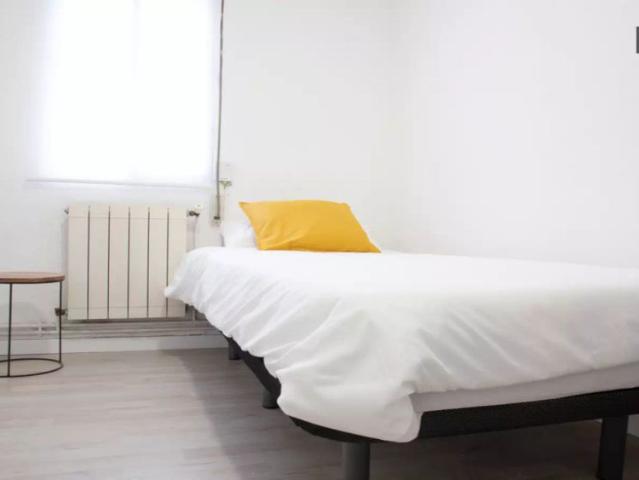 Room in a shared 4 bedroom apartment for rent in Numancia