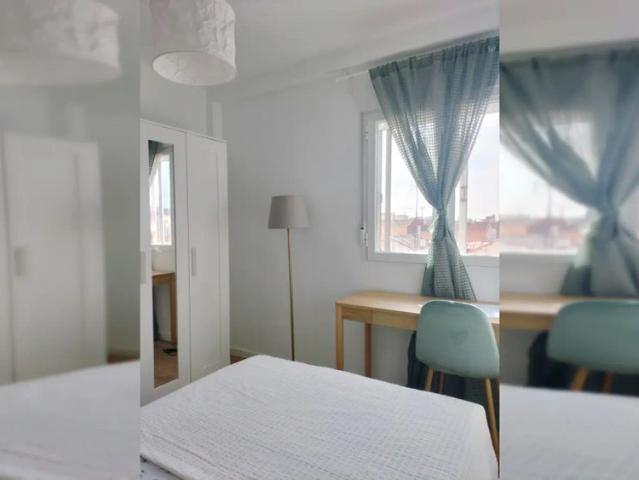 Room in a shared 4 bedroom apartment for rent in Numancia, only females and professionals