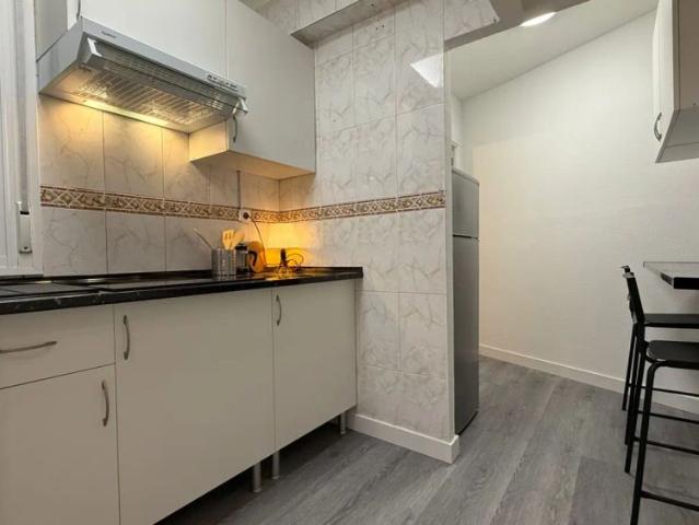Room in a shared 4 bedroom apartment for rent in Numancia, professionals only, students welcome