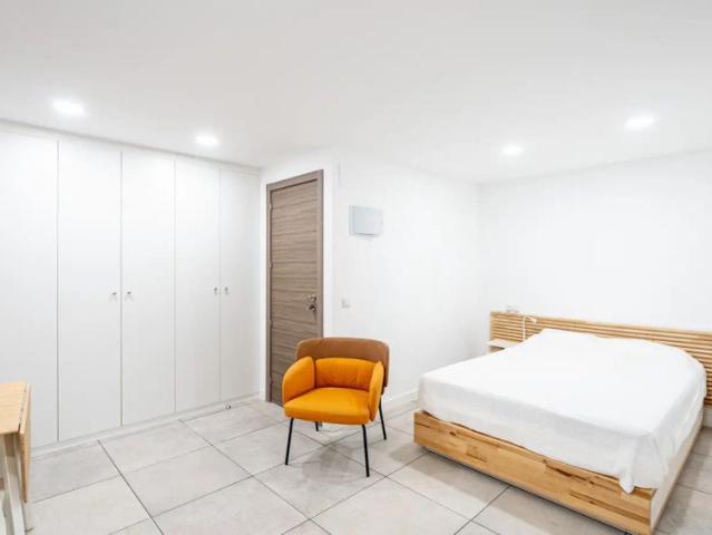 Room in a shared 4 bedroom apartment for rent in Sol, bills included