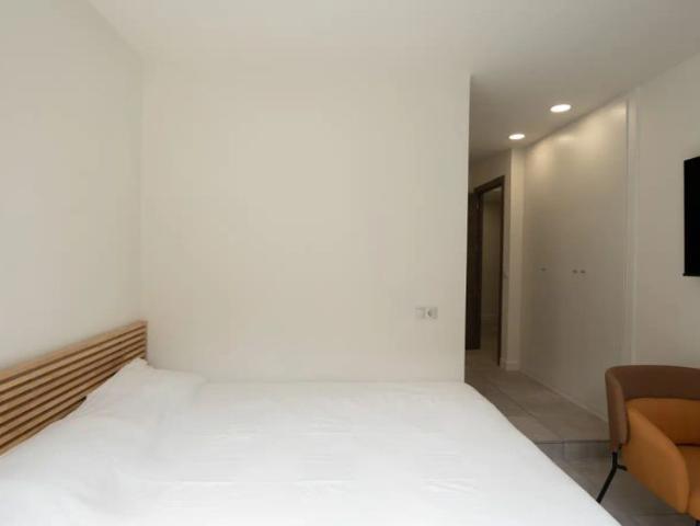 Room in a shared 4 bedroom apartment for rent in Sol, bills included