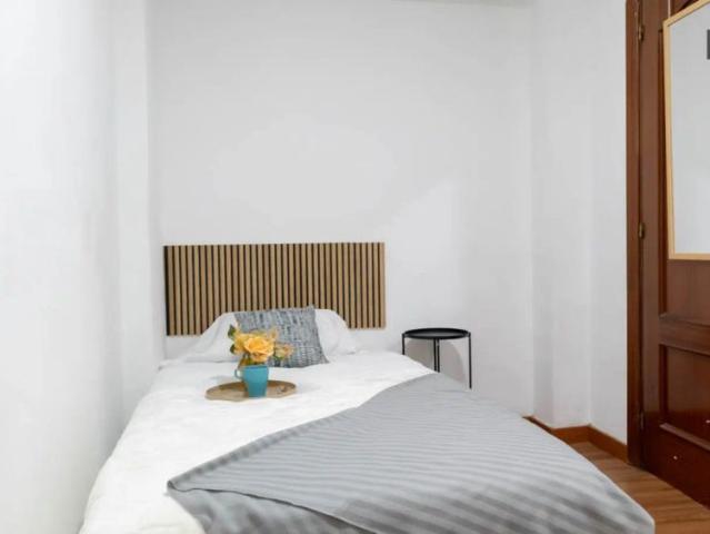 Room in a shared 4 bedroom apartment for rent in San Diego, all bills included