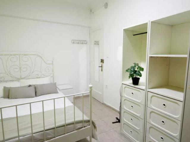 Room in a shared 4 bedroom apartment for rent in Sant Andreu, all bills included