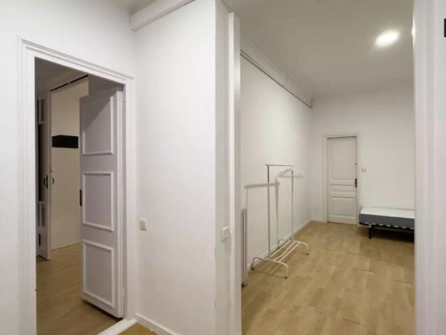 Room in a shared 4 bedroom apartment for rent in Sant Gervasi Galvany, professionals only