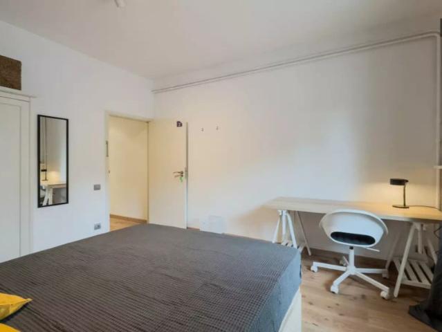 Room in a shared 4 bedroom apartment for rent in Sants