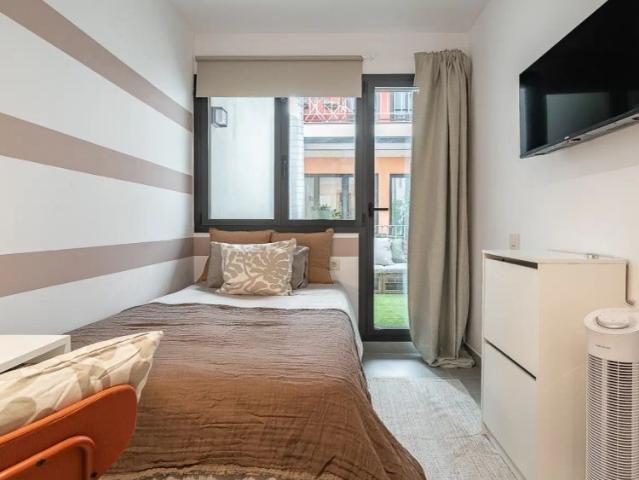 Room in a shared 4 bedroom apartment for rent in Sants Badal, bills included