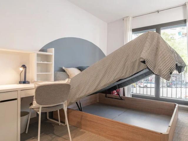 Room in a shared 4 bedroom apartment for rent in Sants Badal, equipped kitchen