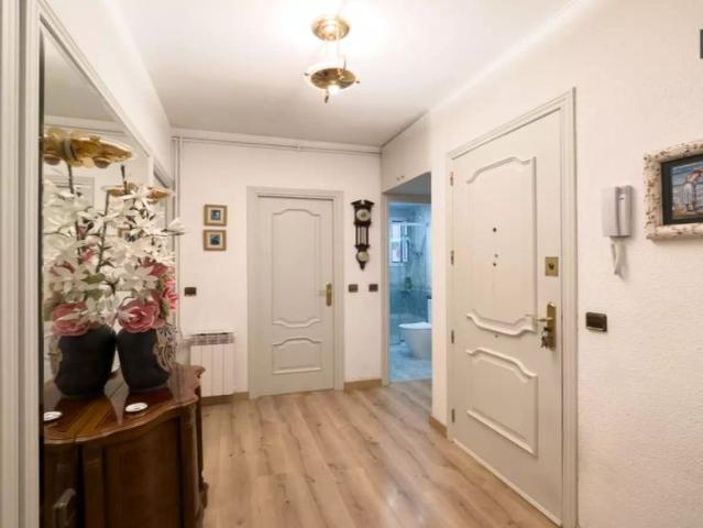 Room in a shared 4 bedroom apartment for rent in Sants Badal only females, only postgraduate students, bills included