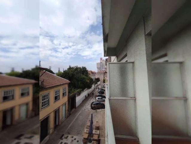 Room in a shared 4 bedroom apartment for rent in Porto