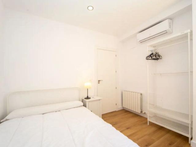 Room in a shared 4 bedroom apartment for rent in Pajaritos