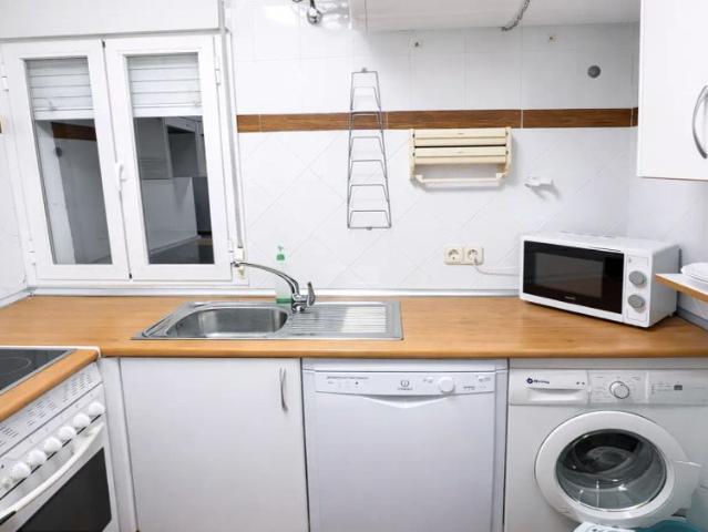 Room in a shared 4 bedroom apartment for rent in Palacio, bills included