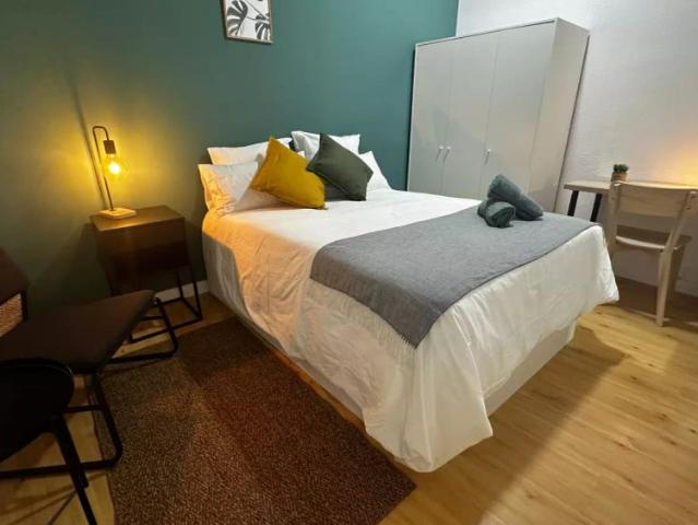 Room in a shared 4 bedroom apartment for rent in Palacio, bills included