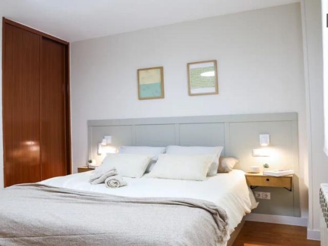 Room in a shared 4 bedroom apartment for rent in Palomeras Bajas, all bills included